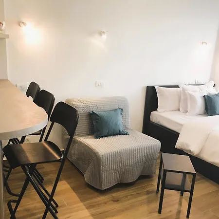 Mamaia's Minimalist Loft * Mamaia