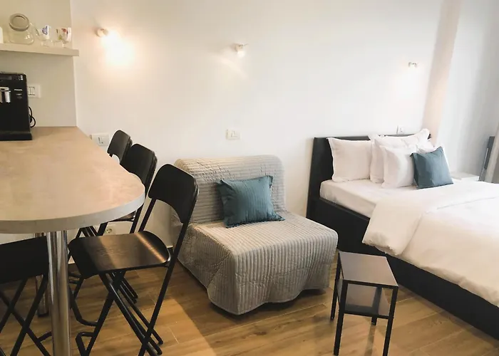 Mamaia's Minimalist Loft * Mamaia