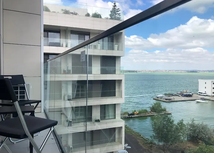 Mamaia's Minimalist Loft *