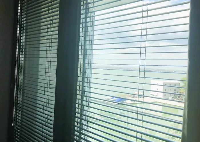 Mamaia's Minimalist Loft * Mamaia