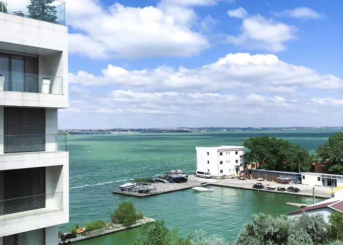 Mamaia's Minimalist Loft *