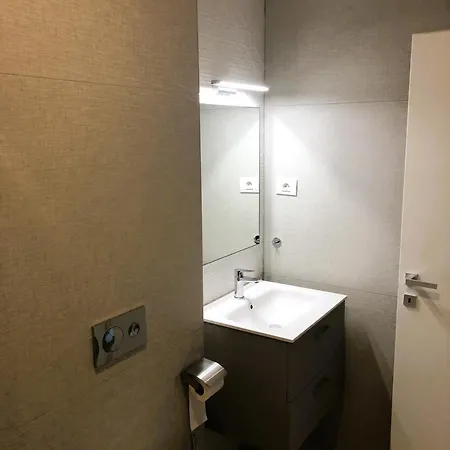 Mamaia's Minimalist Loft Daire Mamaia