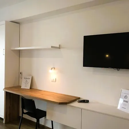 Mamaia's Minimalist Loft Daire