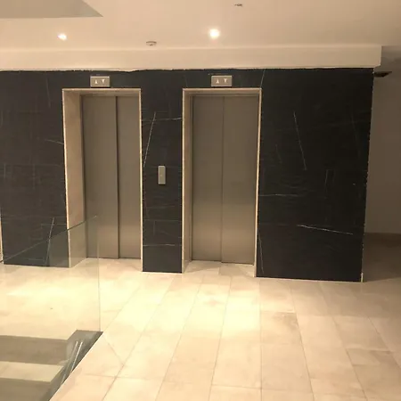 Mamaia's Minimalist Loft Apartman *