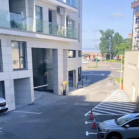 Mamaia's Minimalist Loft