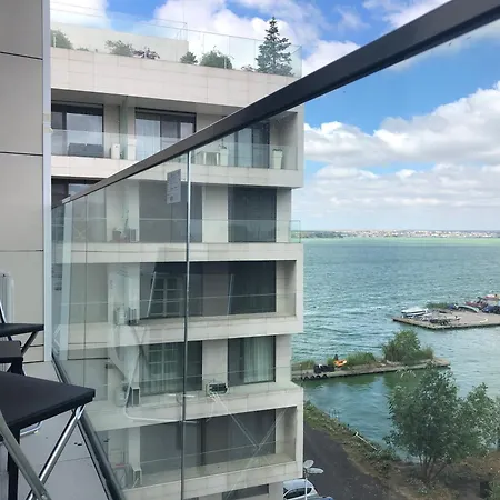 Mamaia's Minimalist Loft *